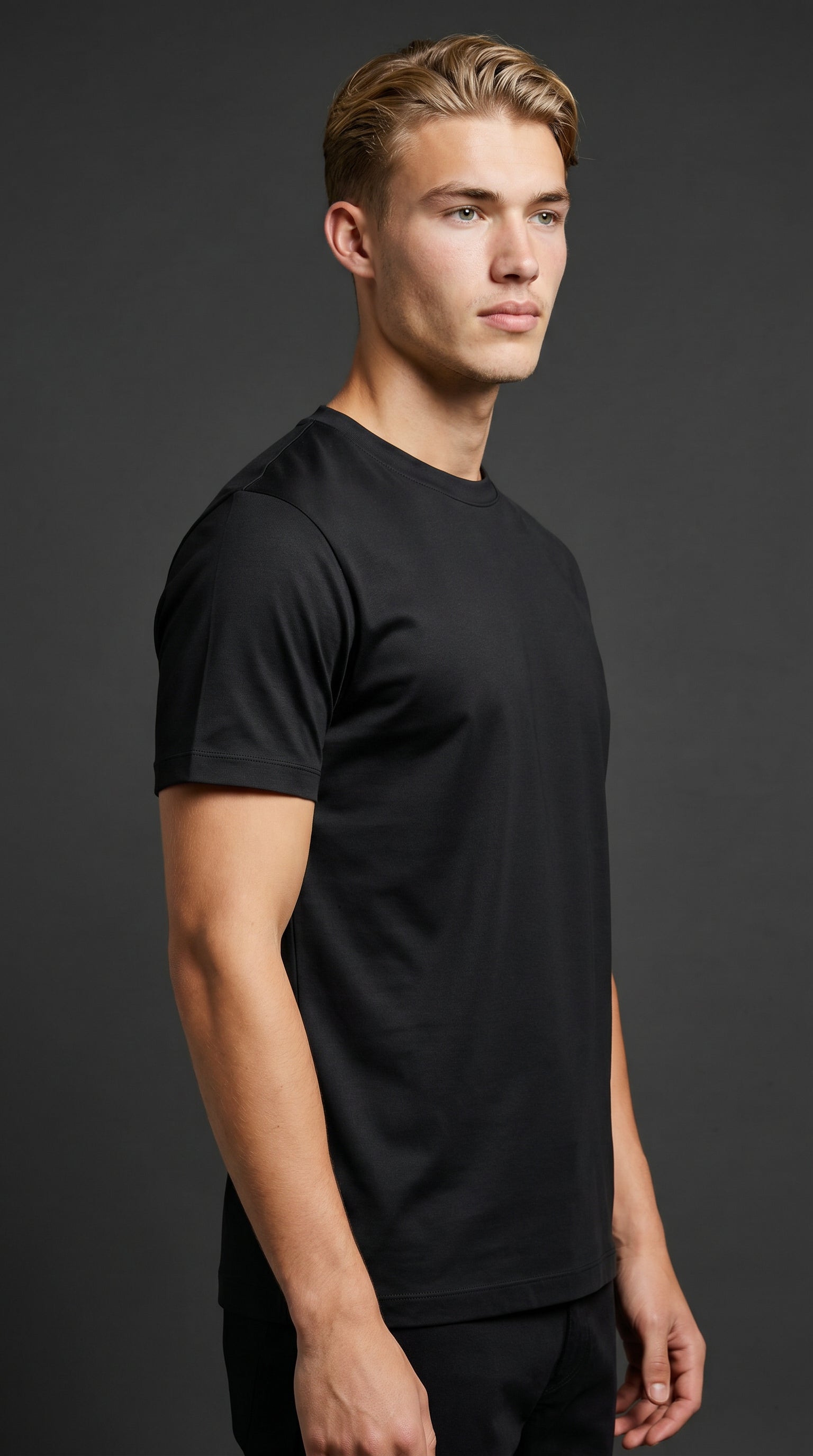 Zijaanzicht van de pasvorm van het zwarte glans t-shirt heren, RARE SOCIETY Signature Tee