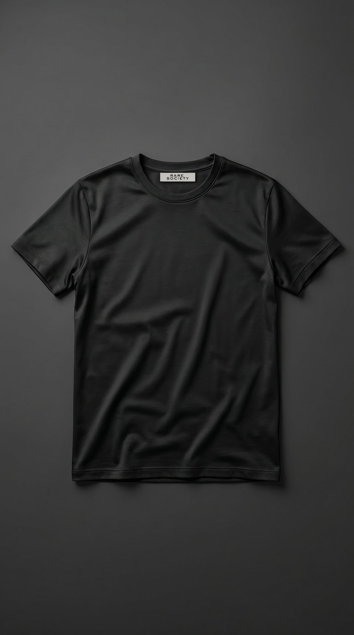 Zwart glans t-shirt heren plat gefotografeerd met RARE SOCIETY neklabel, Signature Tee in gemerceriseerd katoen