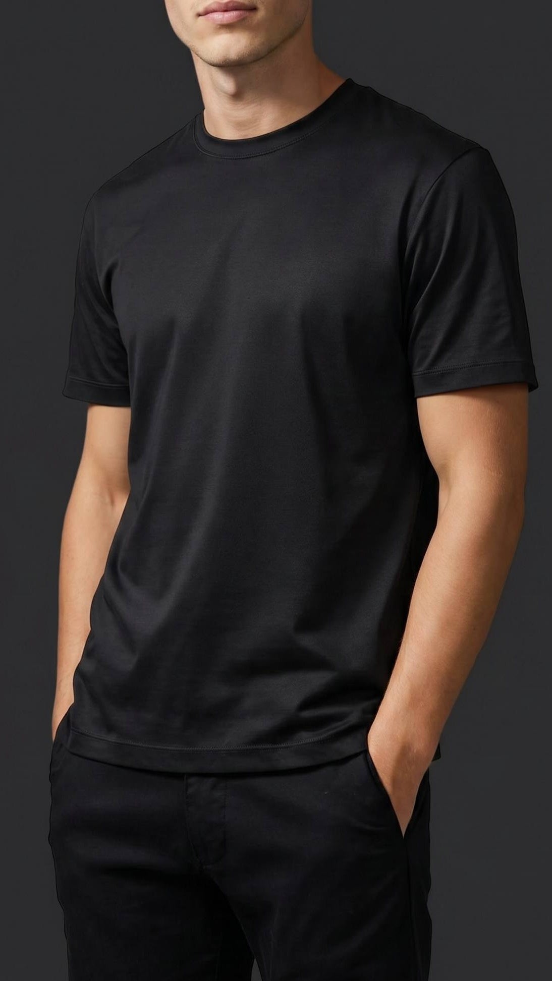 Man draagt zwart glans t-shirt van RARE SOCIETY, Signature Tee in Obsidian Black