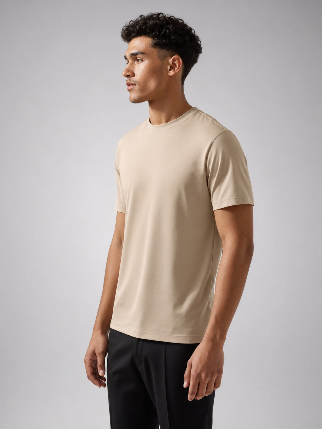 Zijaanzicht van de pasvorm van het beige glans t-shirt heren, RARE SOCIETY Signature Tee
