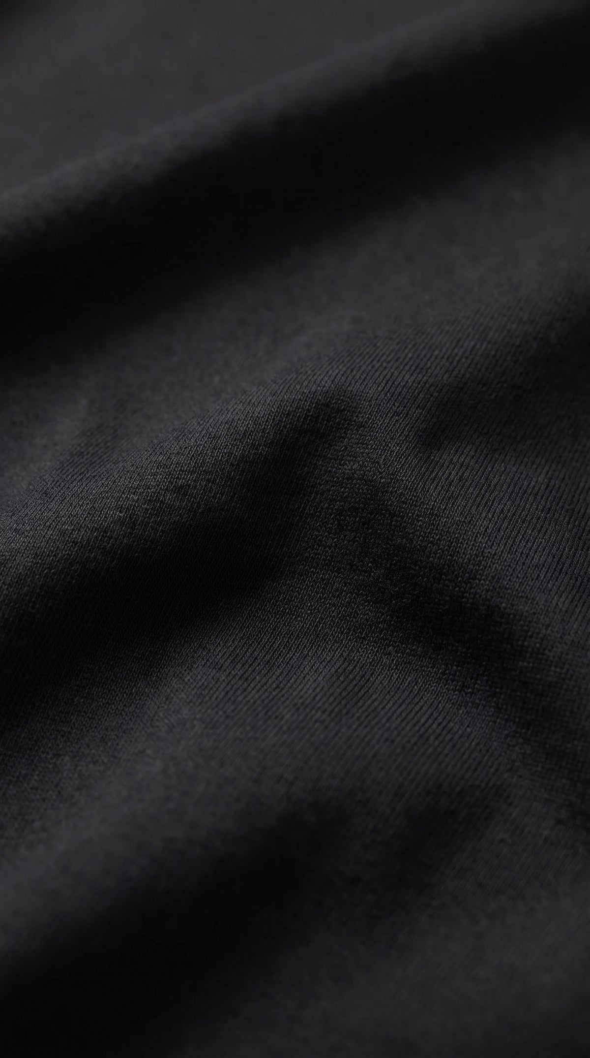 Close-up van de stof: zwart gemerceriseerd katoen met subtiele glans, RARE SOCIETY Signature Tee