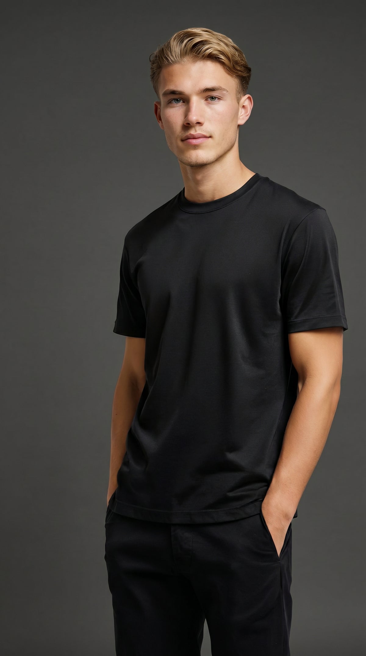 Man draagt zwart glans t-shirt met handen in de zakken, RARE SOCIETY Signature Tee Obsidian Black