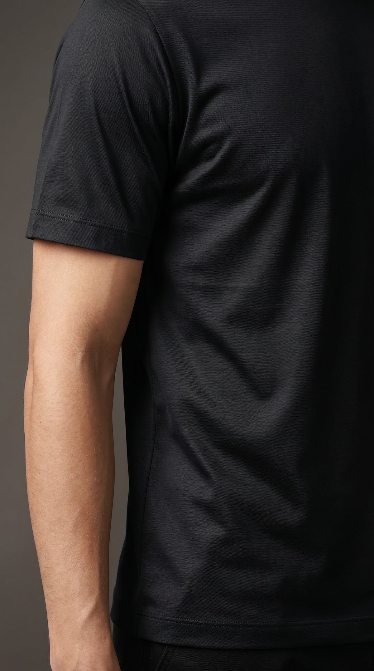 Detail van mouw en zoom van het zwarte glans t-shirt heren, RARE SOCIETY Signature Tee Obsidian Black